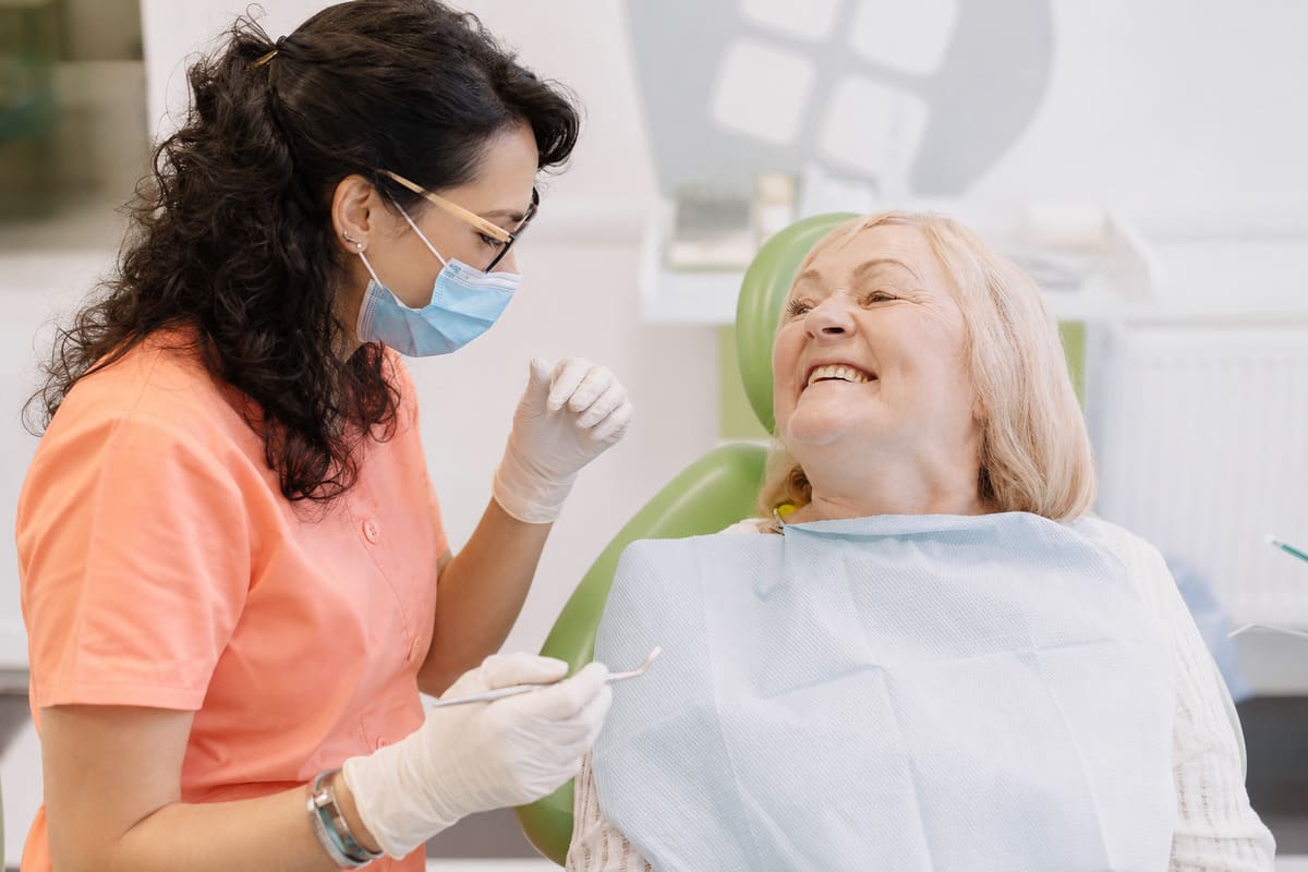 Implantes dentales en personas mayores: cuándo son recomendables